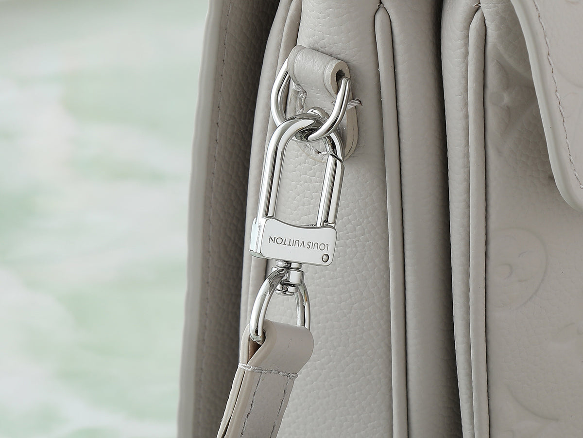 LV Pochette Metis Handbag