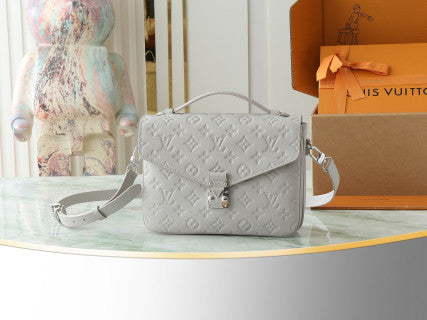 LV Pochette Metis Handbag
