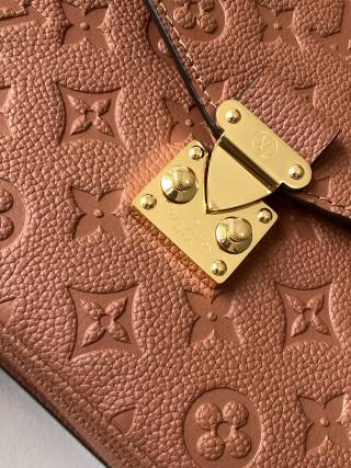 LV Pochette Metis Handbag
