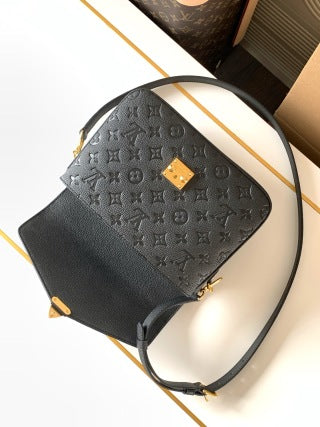 LV Pochette Metis Handbag