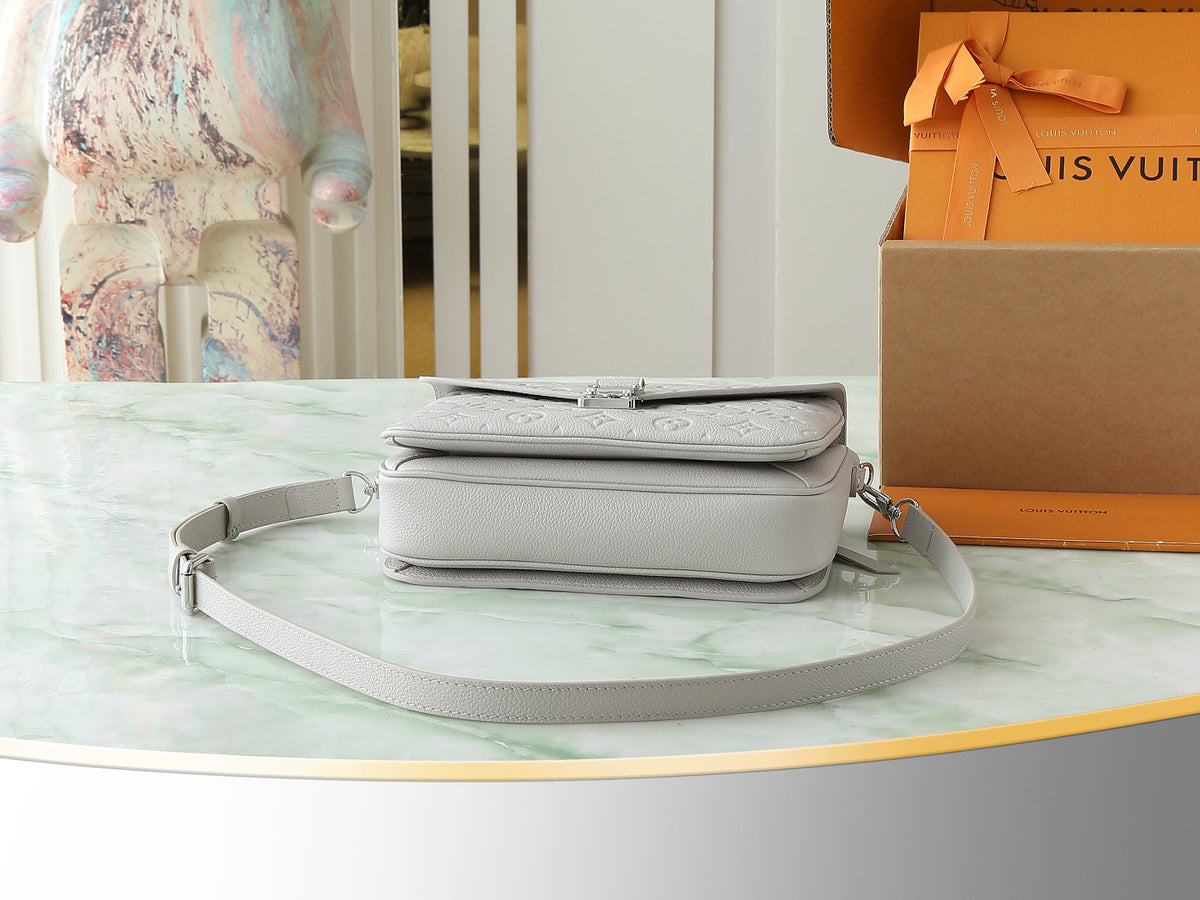 LV Pochette Metis Handbag