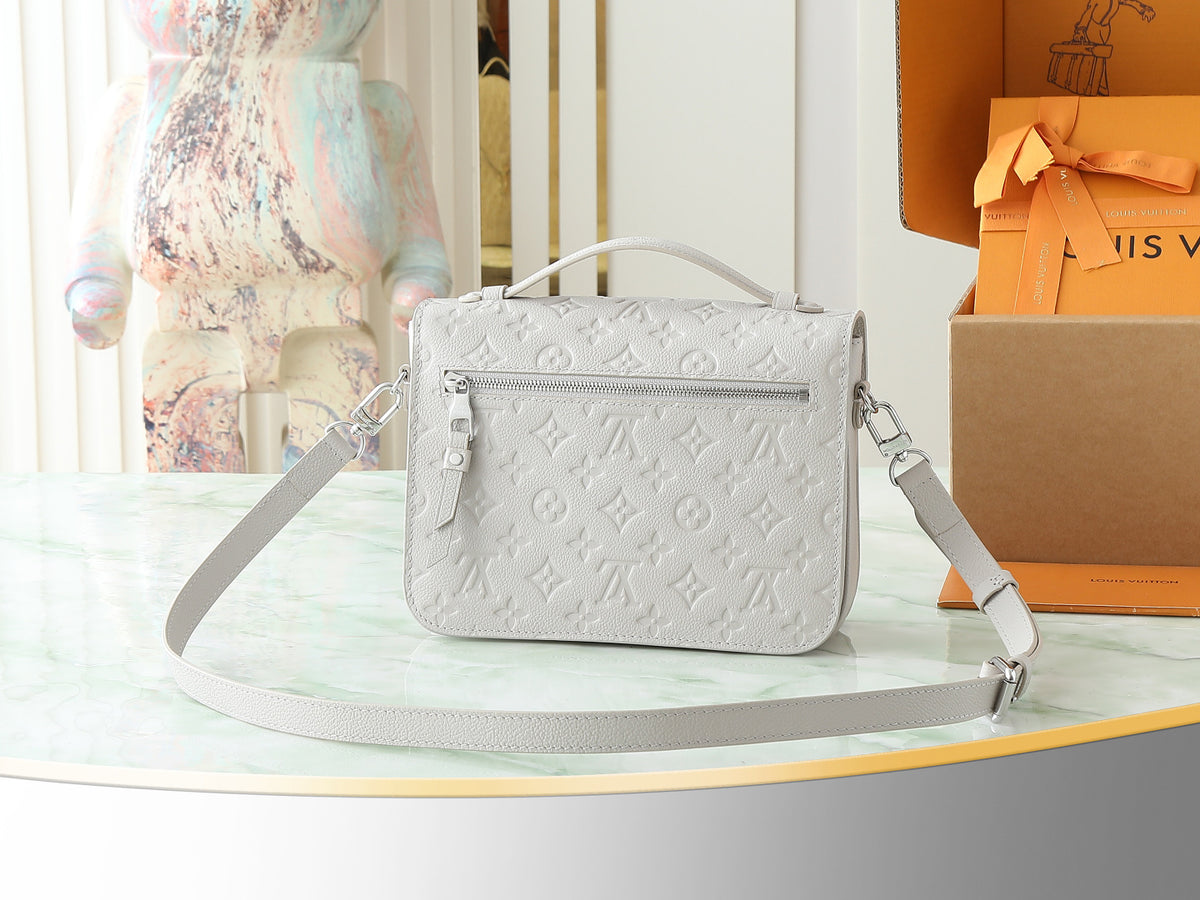 LV Pochette Metis Handbag