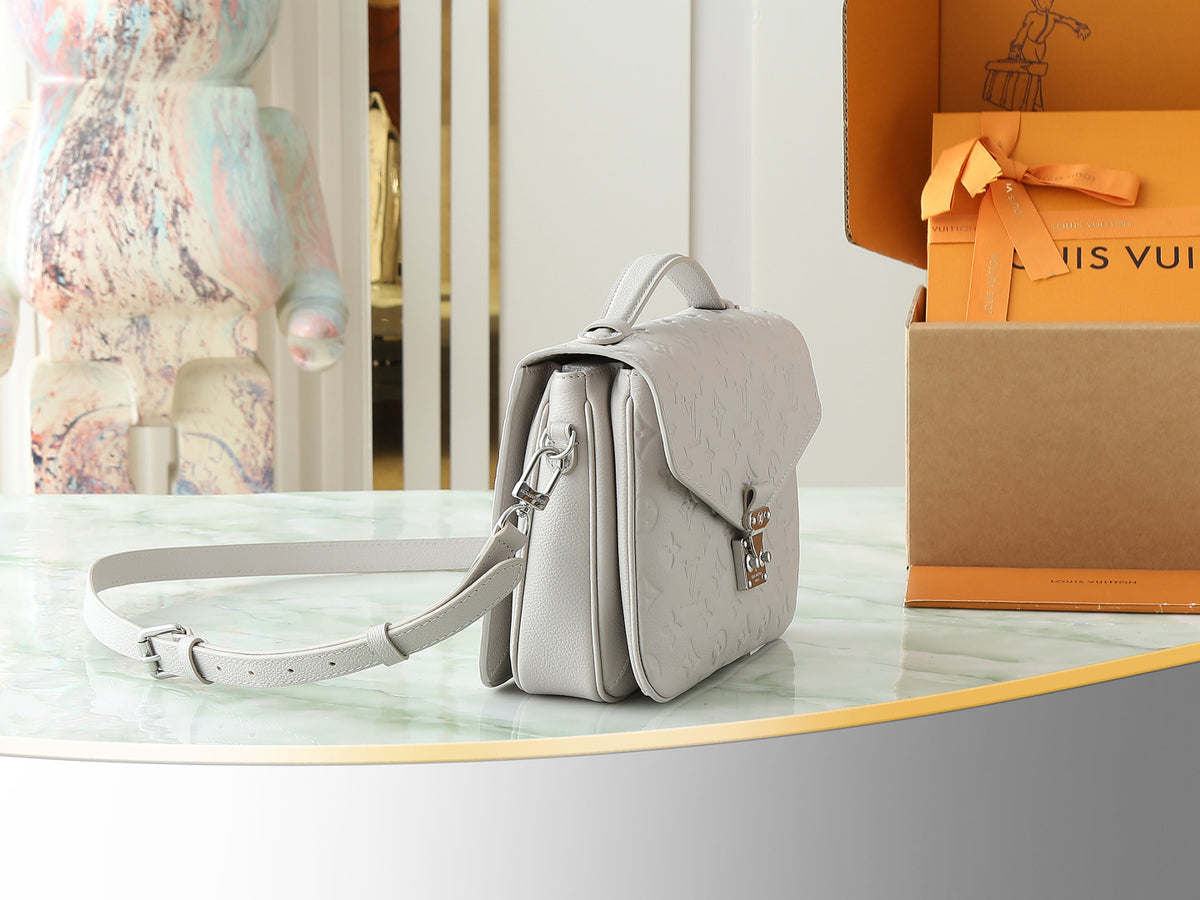 LV Pochette Metis Handbag