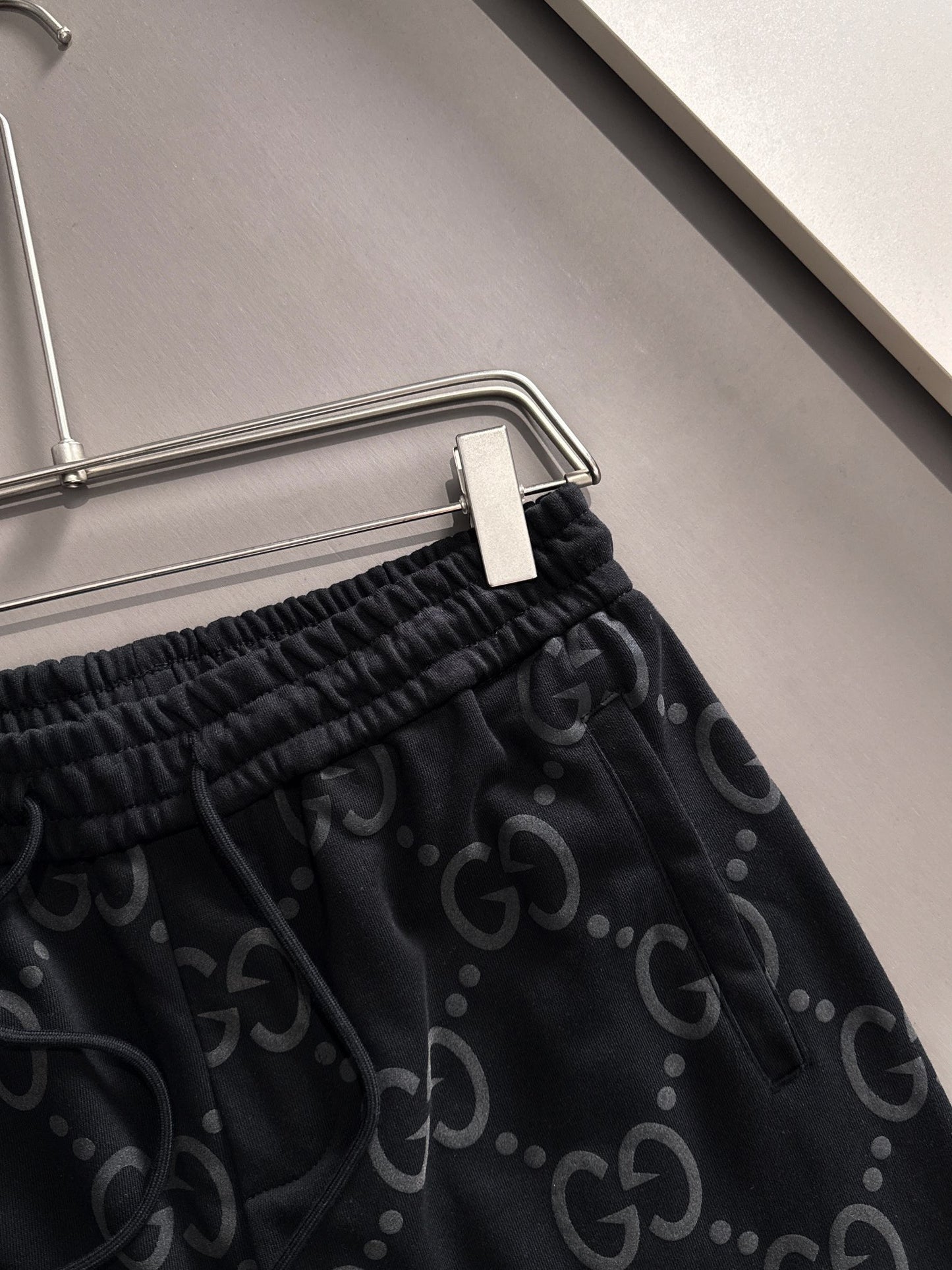 Gucci shorts with back patch pocked
